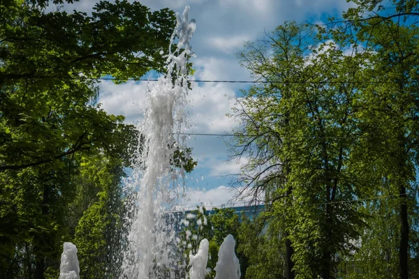 Вода бризкає у фонтані — стокове фото
