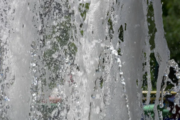Брызги воды в фонтане — стоковое фото