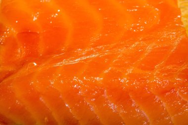 Çiğ somon filetosu.