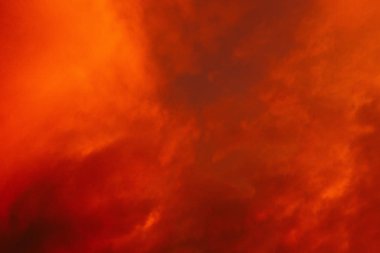 Kırmızı günbatımı bulutları