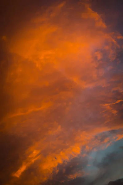 Nuvens vermelhas do pôr do sol — Fotografia de Stock