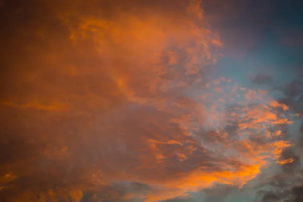 Nuvens vermelhas do pôr do sol — Fotografia de Stock