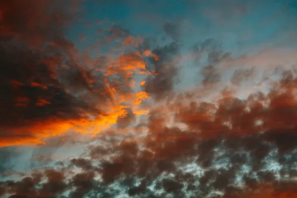 Κόκκινα σύννεφα ηλιοβασιλέματος — Φωτογραφία Αρχείου