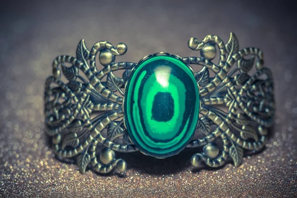 Bracciale in bronzo con Malachite — Foto Stock