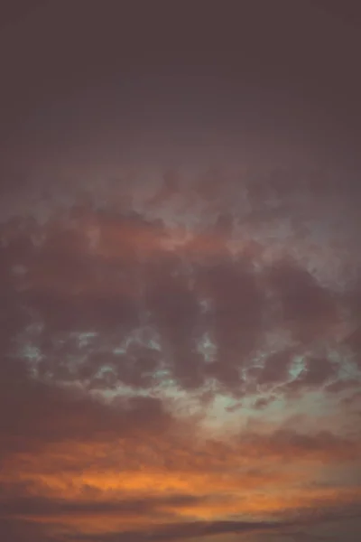 Ρετρό κόκκινο σύννεφα στο ηλιοβασίλεμα — Φωτογραφία Αρχείου