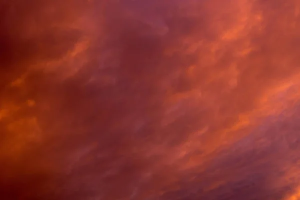 Nuvens vermelhas do pôr do sol — Fotografia de Stock