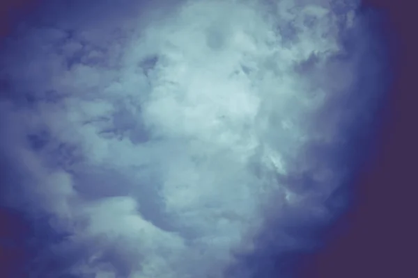 Ουρανό και βαριά σύννεφα ρετρό — Φωτογραφία Αρχείου