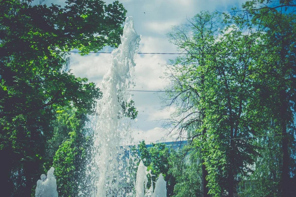 喷泉复古中的水溅起 — 图库照片