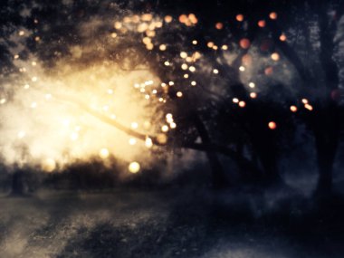 Karanlık sis ve ağaçlar