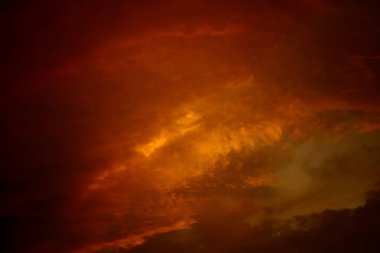 Kırmızı günbatımı bulutlar Retro