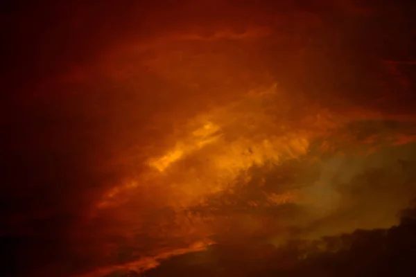 Nuvens de pôr do sol vermelho retro — Fotografia de Stock