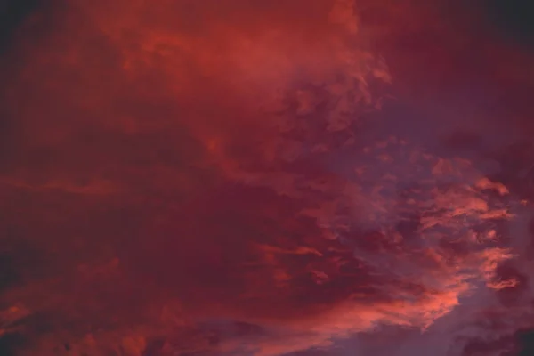 Ретро красных закатных облаков — стоковое фото