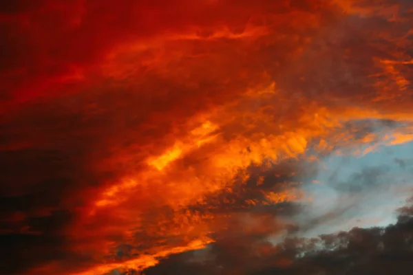 Nuvens vermelhas do pôr do sol — Fotografia de Stock