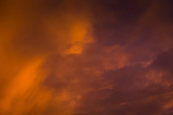 Rote Wolken bei Sonnenuntergang — Stockfoto