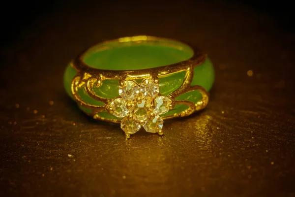 Нефритовое кольцо с бриллиантами — стоковое фото