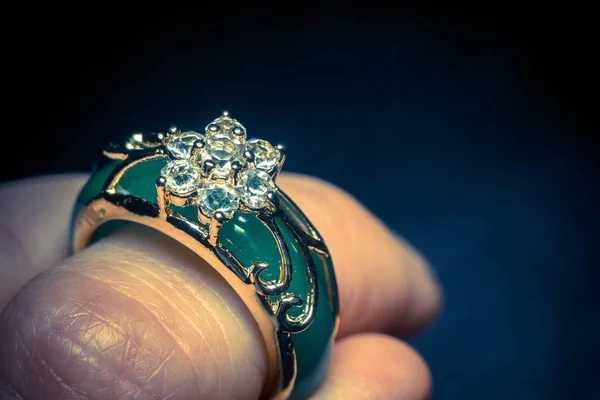 Anillo de jade con diamantes — Foto de Stock