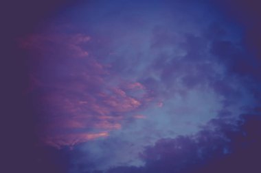 Kırmızı günbatımı bulutlar Retro