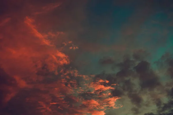 Nuvole di tramonto rosso retrò — Foto Stock