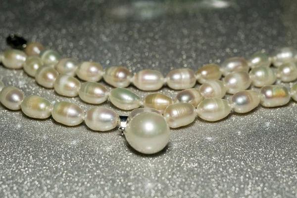 Collier de perles blanches — Photo