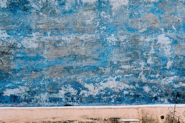 Kırık alçılı eski duvar