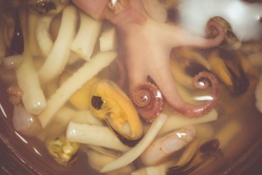 Turşu deniz ürünleri salatası