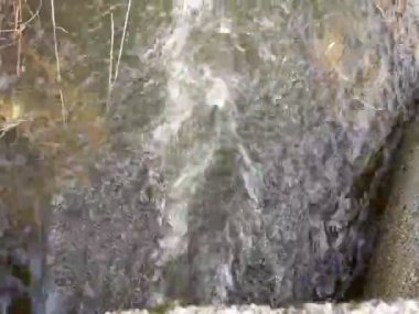 Erken Bahar çözdürülen su akış, drenaj sistemi