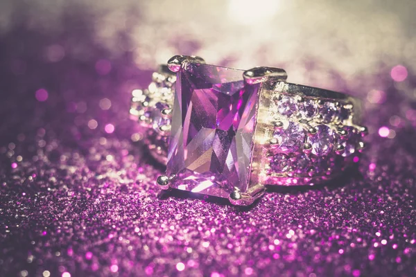 紫色のジルコン レトロと銀の指輪 — ストック写真