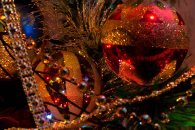 Noel ışıkları ve dekorasyonlar ağacı üzerinde