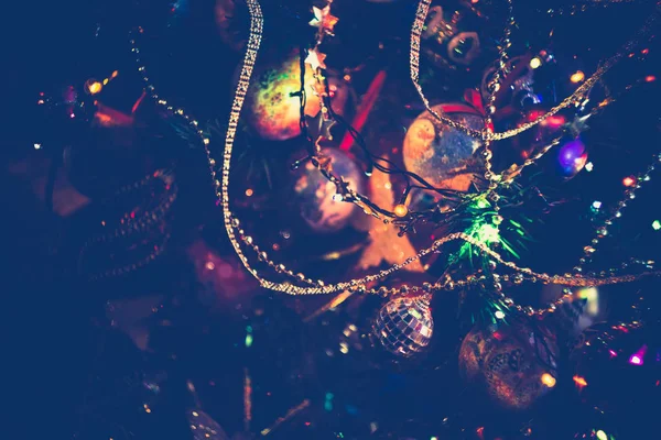 Luces de Navidad y Decoraciones en Árbol Retro — Foto de Stock