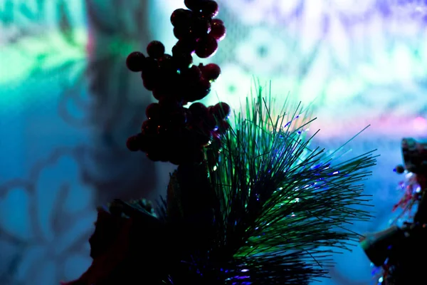 Різдвяні вогні та прикраси на дереві — стокове фото