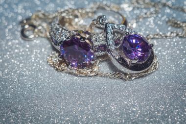 İle mor Zirkon taşlı gümüş kolye