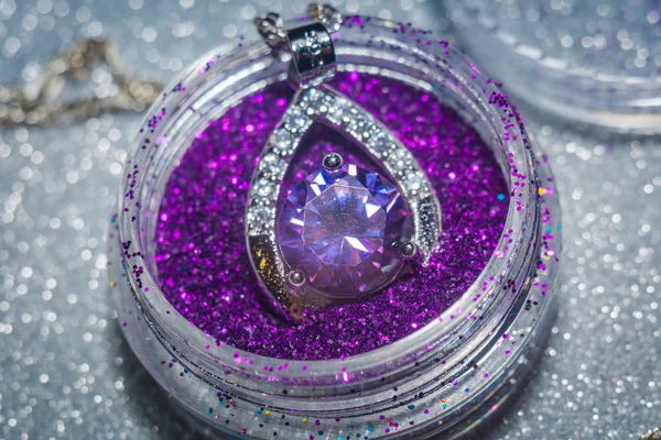 Pendentif en argent avec Zircon violet — Photo