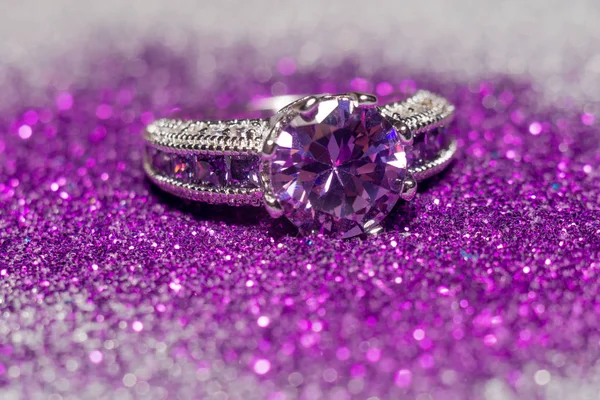 Stříbrný prsten s fialovým zirkon — Stock fotografie