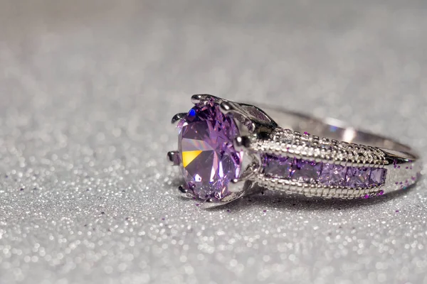 Anello in argento con zircone viola — Foto Stock