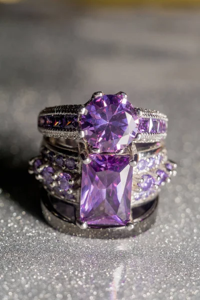 Серебряное кольцо с фиолетовым цирконом — стоковое фото