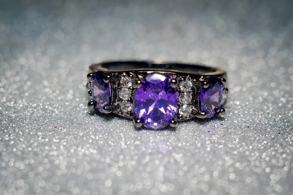 Серебряное кольцо с фиолетовым цирконом — стоковое фото