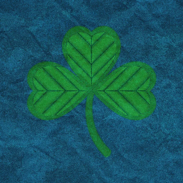 Shamrock auf Jeans gestickt — Stockfoto