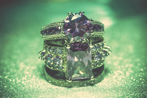 Srebrny pierścionek z cyrkonią fioletowy Retro — Zdjęcie stockowe