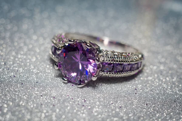 แหวนเงินกับสีม่วง Zircon — ภาพถ่ายสต็อก