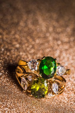 Yeşil taşlı altın yüzük