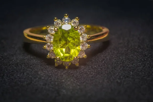 Anel de ouro com peridoto — Fotografia de Stock