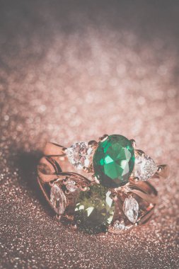 Retro yeşil taşlı altın yüzük