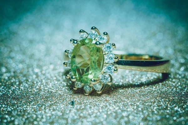 Anel de ouro com peridoto — Fotografia de Stock