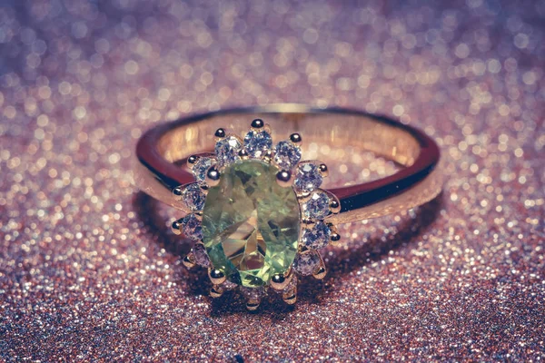 Anillo de oro con peridoto —  Fotos de Stock