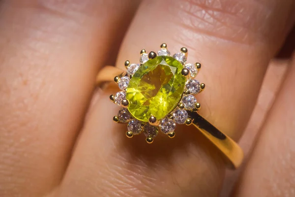 Goldring mit Peridot — Stockfoto