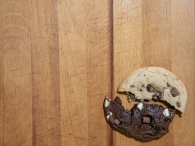 Normal ve çikolatalı kurabiyeler. Ahşap bir arka plandalar.