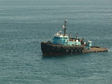 Sakin bir denizde tekne gezintisi. Güneşli bir yaz günü.