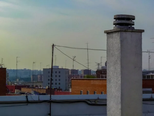 Uitzicht Stad Met Een Blauwe Zomerhemel Uitzicht Vanaf Een Dak — Stockfoto