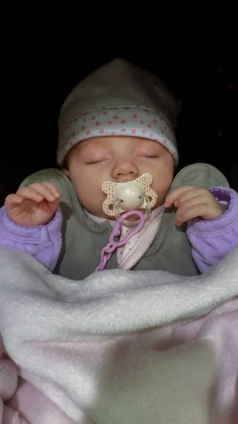 Lugnt Nyfött Barn Kaukasisk Sover Lugnt Medan Bär Hatt — Stockfoto