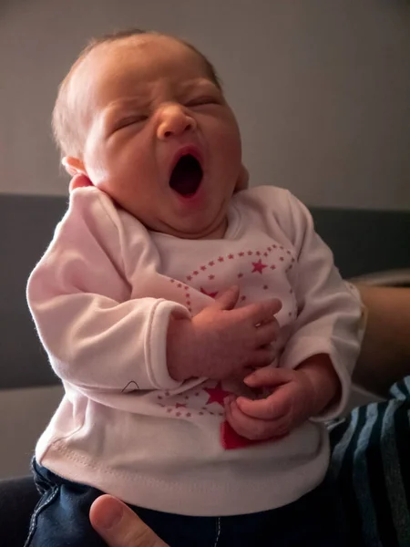 Lugnt Nyfött Barn Vit Gäspar Hon Medan Hon Hålls Fången — Stockfoto